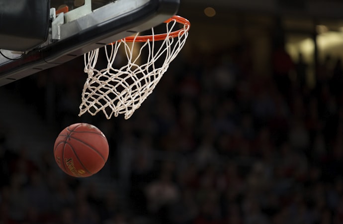 NBA球星在比赛中激烈对抗的瞬间